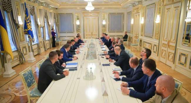 Поярков: Это не Зеленский вызвал к себе олигархов, а они его. На Банковой просто собрались из вежливости Поярков: Это не Зеленский вызвал к себе олигархов, а они его. На Банковой просто собрались из вежливости