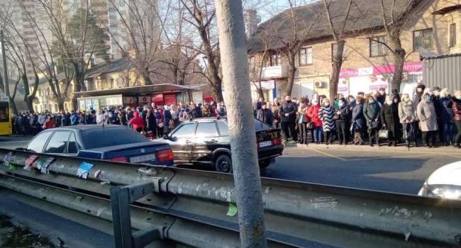 Это преступление против людей: сотни киевлян остались на остановках ждать маршруток Это преступление против людей: сотни киевлян остались на остановках ждать маршруток
