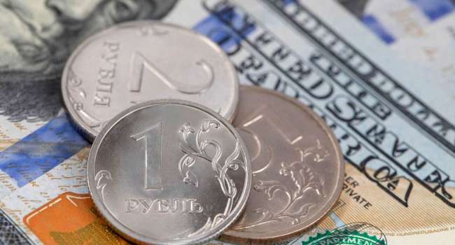Российский рубль признали самой нестабильной валютой этого года