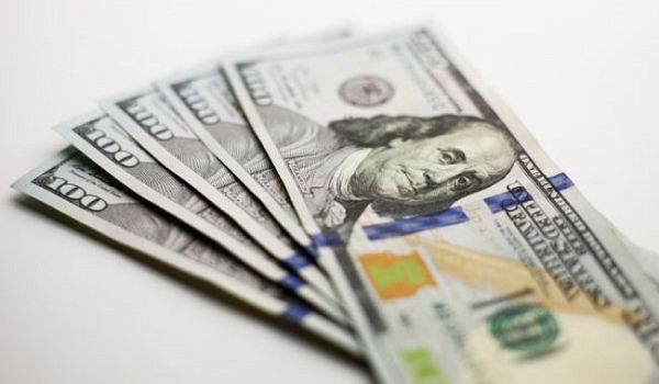 Доллар начал дешеветь впервые за две недели: официальный курс на сегодня