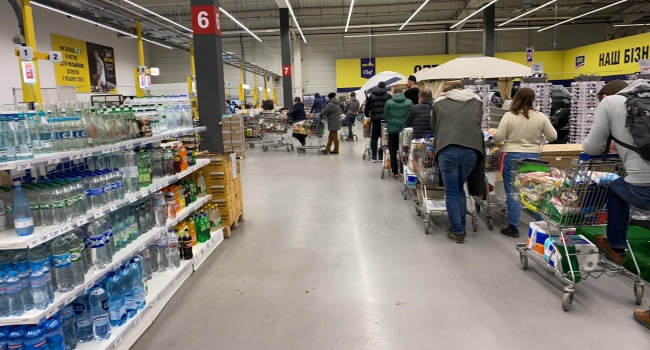 Туалетная бумага и гречка - наше всё: в супермаркетах Киева появились длинные очереди