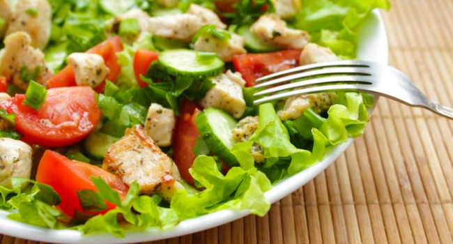 Блюдо для диеты низкокалорийный салат с куриной грудкой и