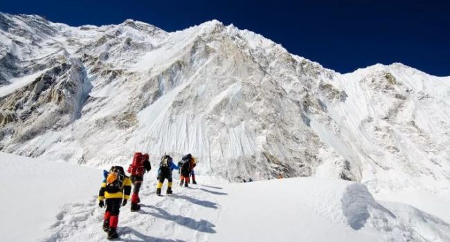 Эверест полностью закрыт для туристов: что известно