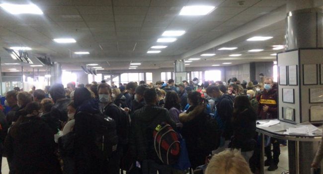 Власти умудрились в фактически закрытом «Борисполе» собрать в одном помещении толпу человек в 200, прибывших из Нью-Йорка и Италии