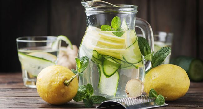 Медики назвали полезные свойства воды с лимонным соком