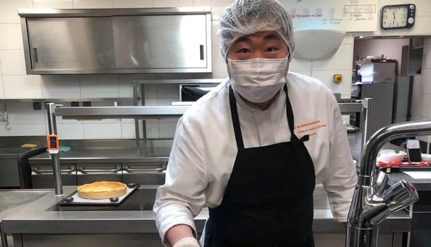 Знаменитый японский шеф-повар начал готовить еду для врачей из-за коронавируса