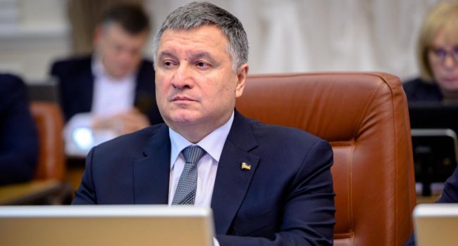 Михельсон: Эй, господин Аваков, что происходит в центре Киева? Почему полиция перекрыла правительственный квартал? Михельсон: Эй, господин Аваков, что происходит в центре Киева? Почему полиция перекрыла правительственный квартал?