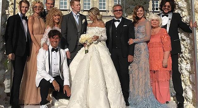 «Давайте все дружно поднимем средний палец и покажем его