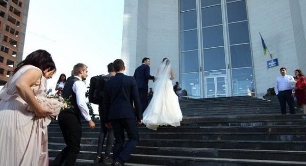 В Крыму из-за коронавируса запретили жениться и разводиться 