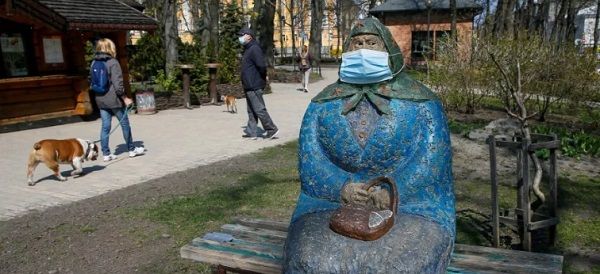 Курьез на Закарпатье: 92-летняя пенсионерка так хотела купить новый платок на Пасху, что вылезла из окна дома, перелезла забор и прошла 5 остановок Курьез на Закарпатье: 92-летняя пенсионерка так хотела купить новый платок на Пасху, что вылезла из окна дома, перелезла забор и прошла 5 остановок