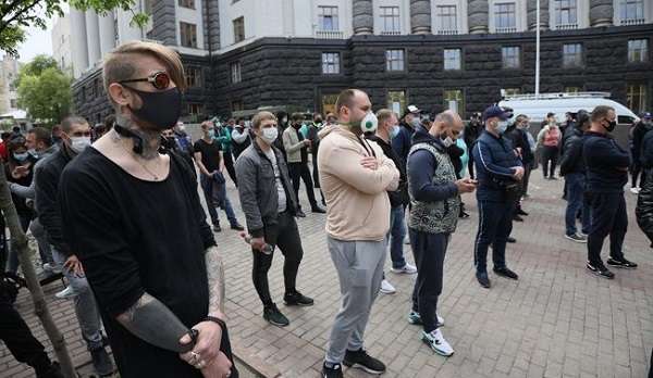 Сегодня возле здания правительства возобновились протесты противников карантина 