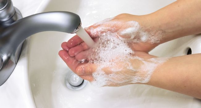 От воды тоже многое зависит: медики рассказали, как на самом деле нужно мыть руки, чтобы уничтожить все вирусы