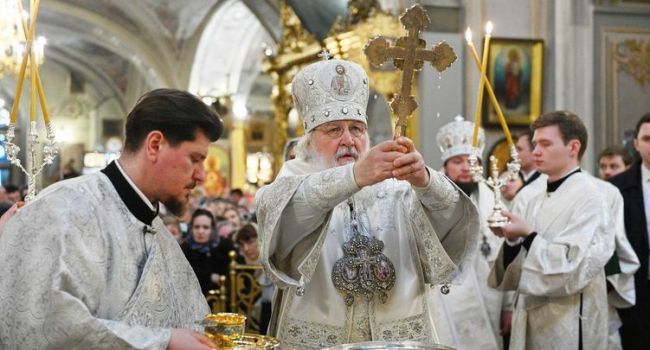 «Средневековье!» Патриарх Кирилл на Mercedes объехал Москву, при этом молился о спасении от коронавируса 