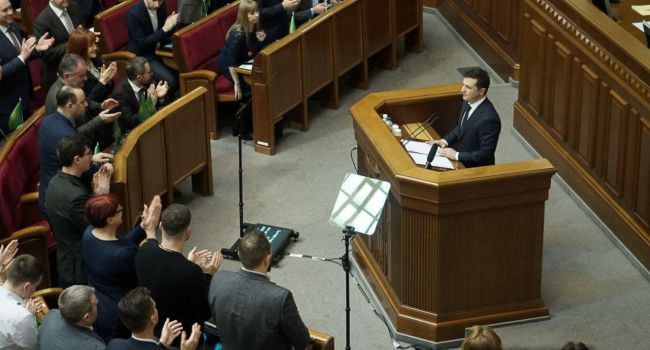 Политолог: ответственность за голосование Антиколомойского закона во втором чтении несет лично Зеленский