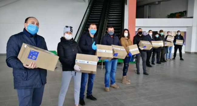 Блогер: в сети считают, что Порошенко пиарится на помощи бедным за счет «украденных» денег Блогер: в сети считают, что Порошенко пиарится на помощи бедным за счет «украденных» денег