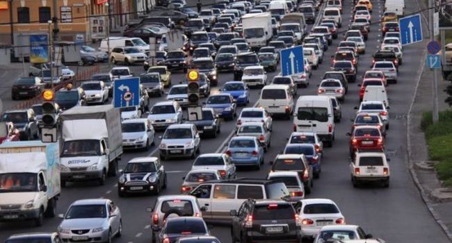 Политолог: в то время, как в Венгрии отменяют плату за все автостоянки, в Киеве думают, как вообще запретить автотранспорт