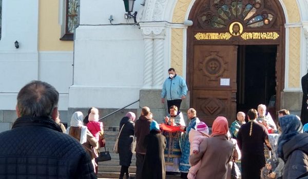 «Кто ответит за этот зомби-апокалипсис?»: в Житомире, несмотря на запрет, люди массово посетили церкви