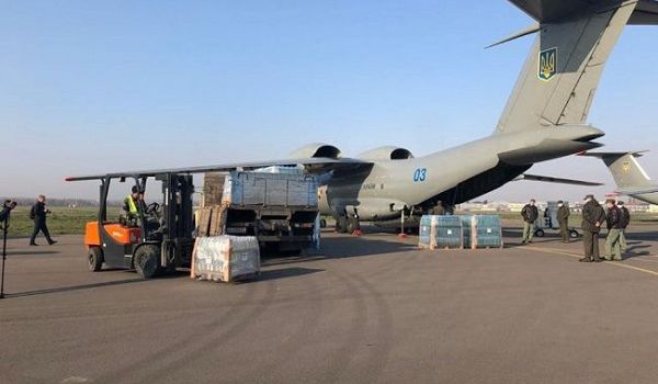 В Италию отправился украинский самолет с гуманитарной помощью