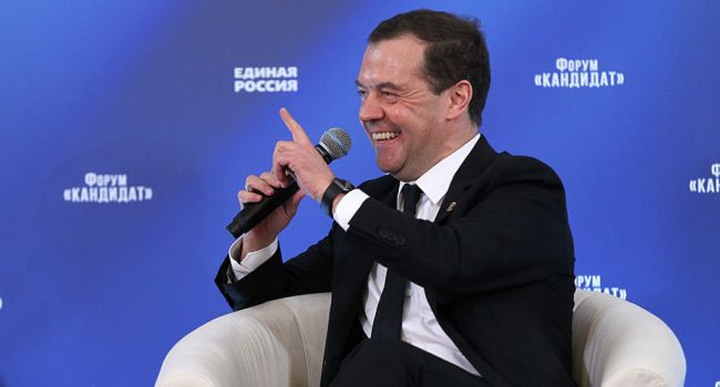 «Просил со слезами на глазах»: Медведев обратился к США с просьбой снять санкции с России 