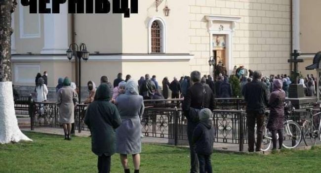Карантин не всех останавливает: возле храмов УПЦ МП снова полно людей