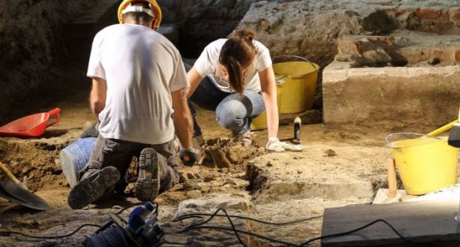 Неандертальцы шили одежду: ученые обнаружили древние нити