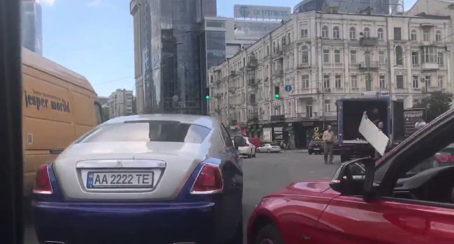 Московские попы ездят на «Бентли» за сотни тысяч долларов, но при этом выпрашивают деньги у простых украинцев - в Сети появилось красноречивое фото