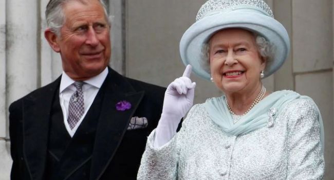 Дошло до большого скандала: придворный Елизаветы II рассказал, как королева хотела лишить принца Чарльза права на престол 