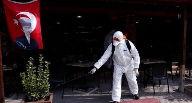 «Люди заражаются и умирают»: В Турции начала ухудшаться ситуация с эпидемией коронавируса 