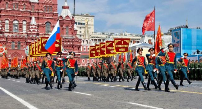 «Президенту нелегко давалось решение»: в России прокомментировали перенос парада Победы из-за коронавирусной инфекции 