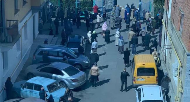 Политолог: предупреждений власти никто не слышит – в церквях УПЦ МП продолжаются службы