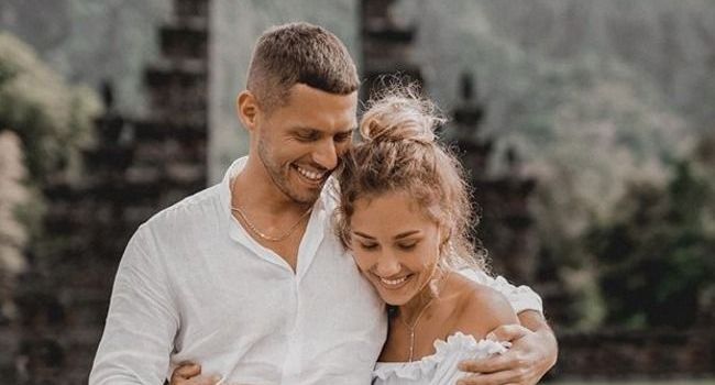«Счастье— это когда у тебя есть человек интереснее айфона»: «холостяк» Никита Добрынин поделилась трогательным фото со своей невестой 