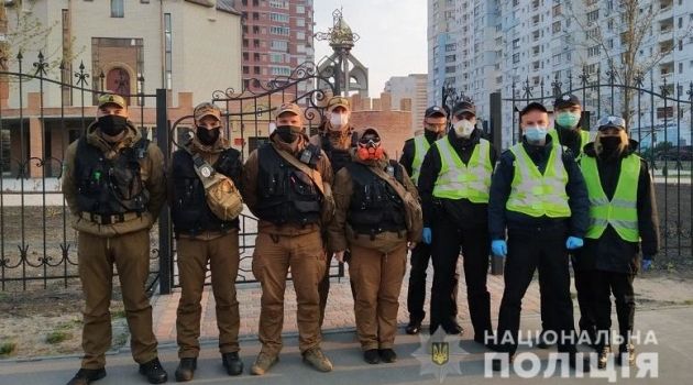 «Благодатный огонь в Украине»: Полиция тщательно смотрит за порядком у храмов в Киеве «Благодатный огонь в Украине»: Полиция тщательно смотрит за порядком у храмов в Киеве