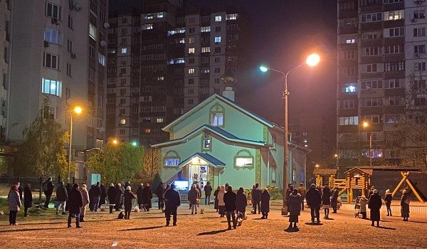 «Карантин? Не слышали»: киевляне массово проигнорировали призыв президента и отправились на Пасху в церкви 