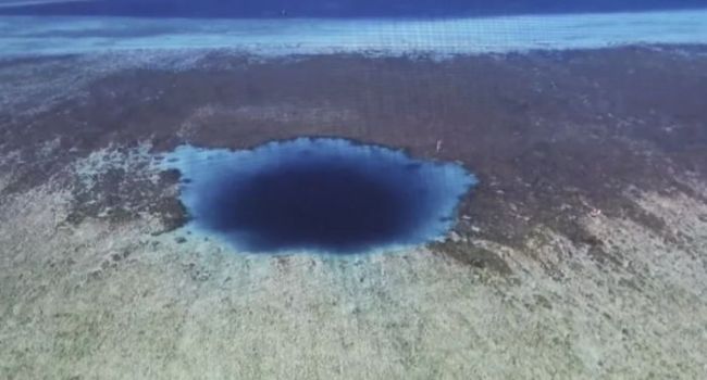 300 метров в глубину: в Китае обнаружили уникальную голубую дыру
