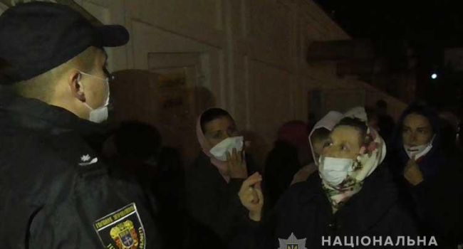 Полиция зафиксировала масштабные нарушения в Почаевской лавре в Пасхальную ночь Полиция зафиксировала масштабные нарушения в Почаевской лавре в Пасхальную ночь