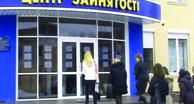 Безработным украинцам повысили размер материальной помощи Безработным украинцам повысили размер материальной помощи