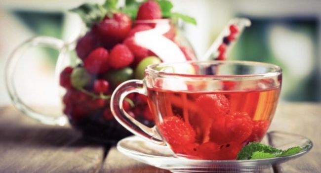 «Лечит грипп, кашель и бронхит»: Насколько полезен чай с малиной