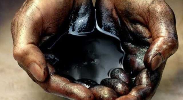 «Такого еще не было. Предлагают 2 доллара за баррель»: Производители нефтепродуктов скоро начнут сами платить деньги, чтобы избавиться от «черного золота»