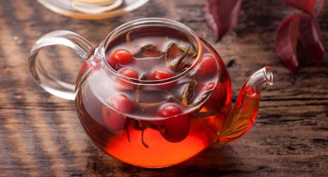 Прекрасно лечит заболевания желудка и кишечника: чем полезен чай из шиповника