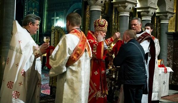 Причащал всех одной ложкой, без перчаток и масок: Филарет грубо нарушил карантин на Пасху Причащал всех одной ложкой, без перчаток и масок: Филарет грубо нарушил карантин на Пасху