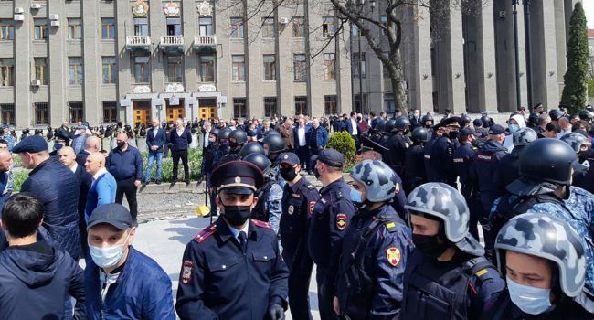 Бунт во Владикавказе: ОМОН и Росгвардия убегают от летящих со стороны активистов камней 