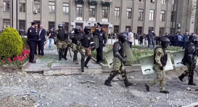 «Сигнал Путину»: ОМОН демонстративно отказался разгонять митингующих во Владикавказе, перейдя на их сторону
