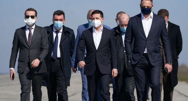 Офис президента устроил шоу со встречи украинского самолета, прибывшего из Китая с защитными костюмами и масками