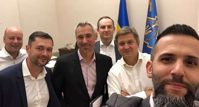 Политолог: Нефедов и компания закрывали глаза на произвол Зеленского, а теперь вдруг стали такими обиженными и брошенными Политолог: Нефедов и компания закрывали глаза на произвол Зеленского, а теперь вдруг стали такими обиженными и брошенными