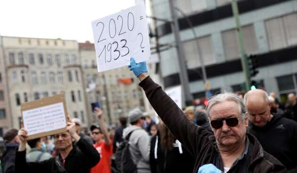 Жители Берлина массово вышли на протесты против карантина 