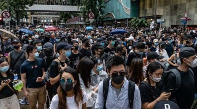 «Плевать на карантин и коронавирус»: Гонконг восстал, в городе паника, люди протестуют против власти 