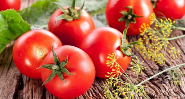 Благодаря богатому содержанию клетчатки, помидоры идеально подходят для оживления «ленивых» кишечников