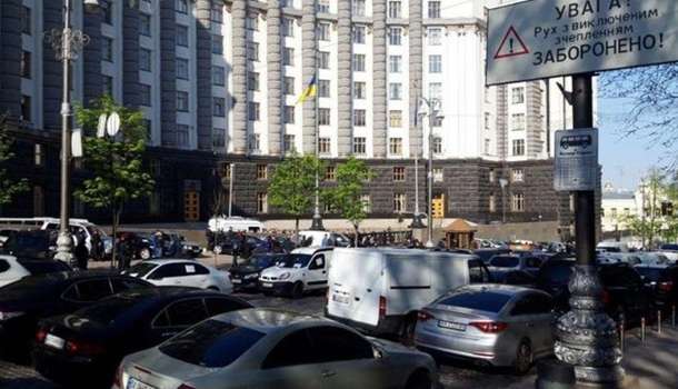 «Карантин должен быть для всех»: под Кабмином на митинге предпринимателей произошли столкновения «Карантин должен быть для всех»: под Кабмином на митинге предпринимателей произошли столкновения