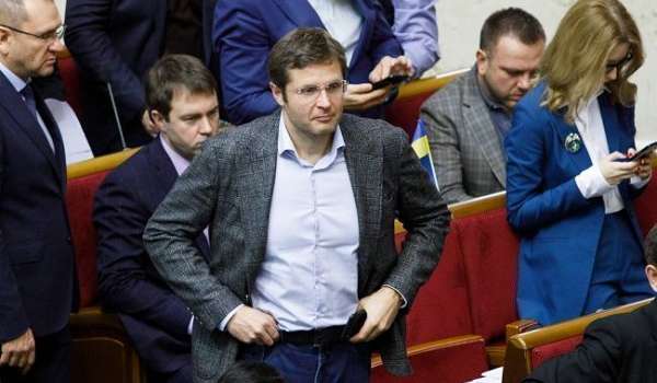 СМИ: «слуга народа» вылетел на Кипр с началом карантина 