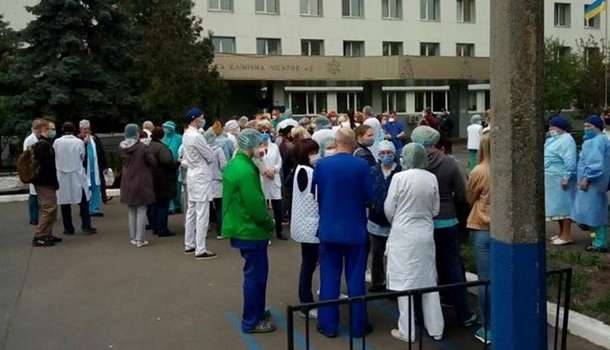 Не дождались обещанных доплат: сотрудники одной из столичных больниц устроили забастовку